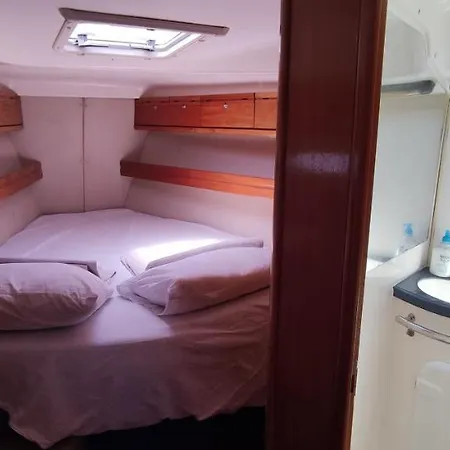 Blue Cruise With My Sailing Boat Hotel en barco Çeşme